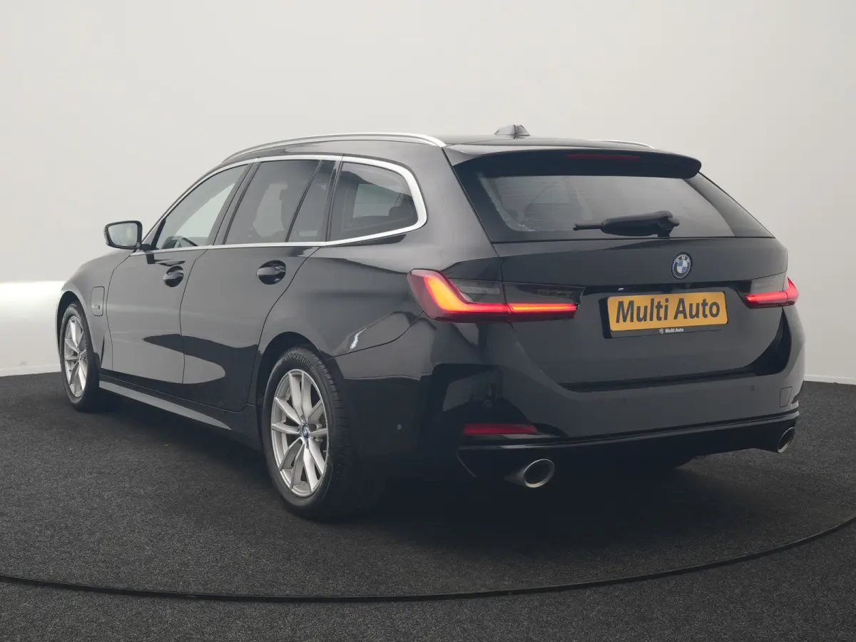 320e Luxury Line Facelift PHEV Dealer O.H. | Trekhaak Af Fabriek | Panodak | Head Up | Adaptive Cruise | 360 Camera | Lederen Sportstoelen Verwarmd | Sfeerverlichting | Apple Carplay | Keyle