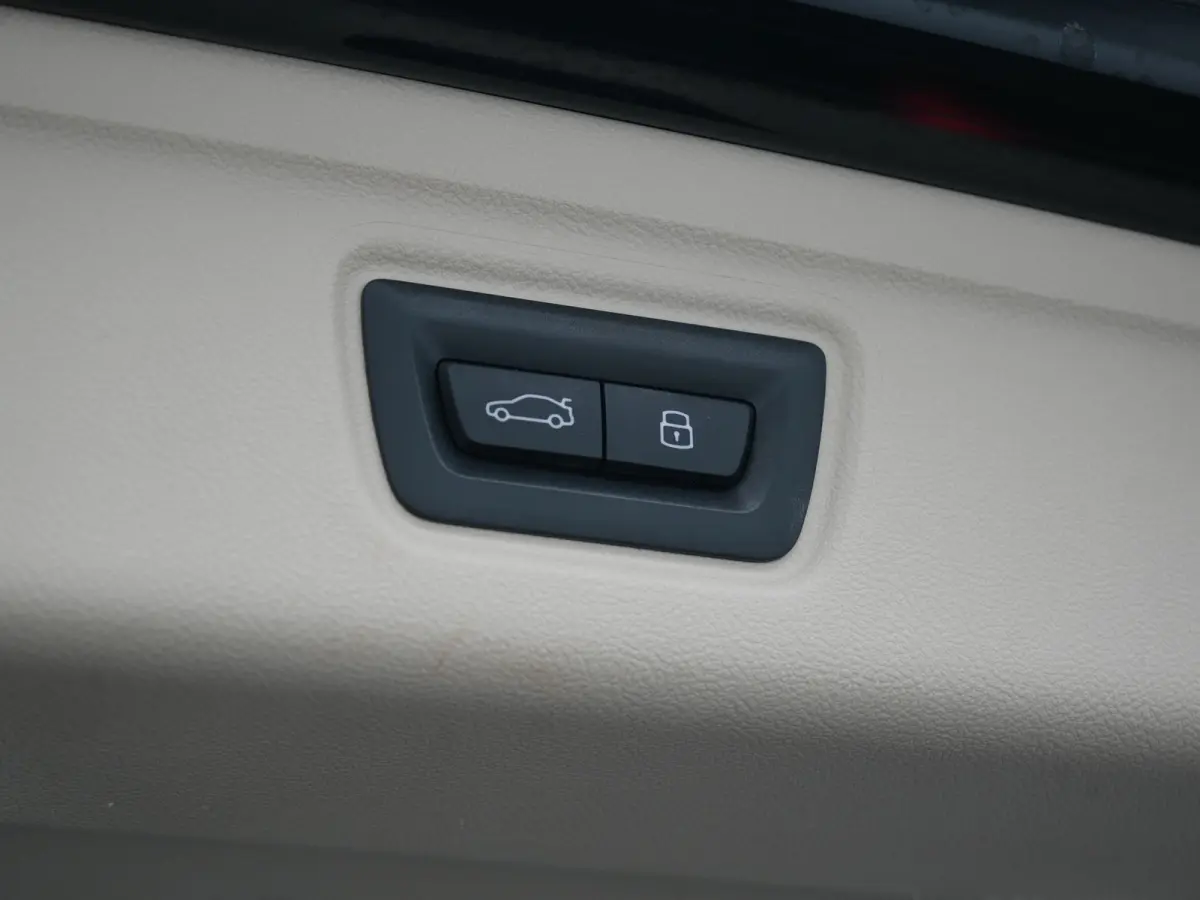 320e Luxury Line Facelift PHEV Dealer O.H. | Trekhaak Af Fabriek | Panodak | Head Up | Adaptive Cruise | 360 Camera | Lederen Sportstoelen Verwarmd | Sfeerverlichting | Apple Carplay | Keyle