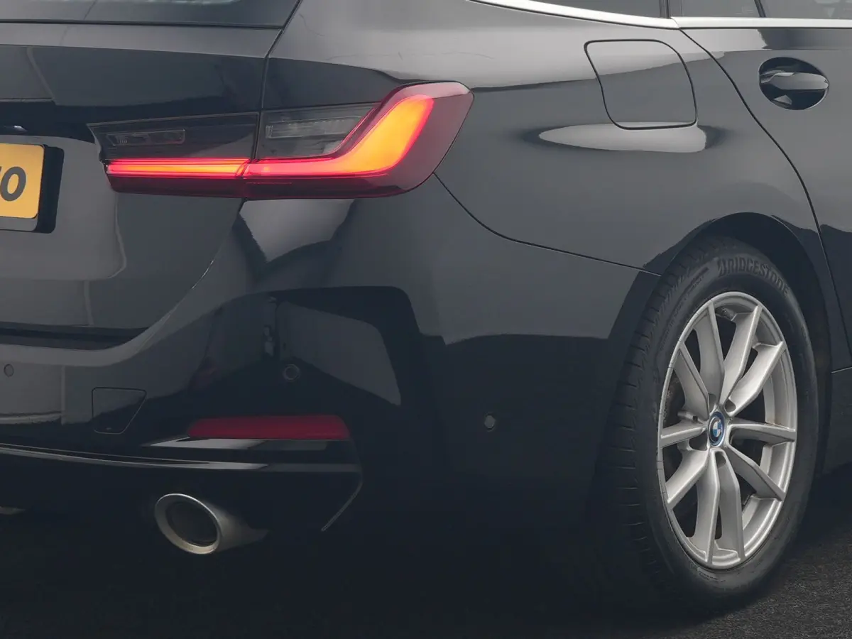 320e Luxury Line Facelift PHEV Dealer O.H. | Trekhaak Af Fabriek | Panodak | Head Up | Adaptive Cruise | 360 Camera | Lederen Sportstoelen Verwarmd | Sfeerverlichting | Apple Carplay | Keyle