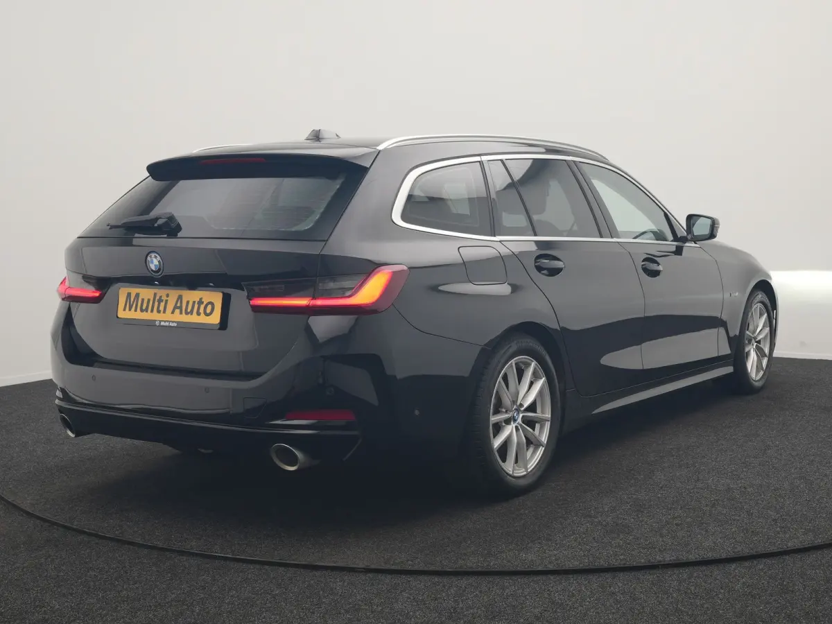 320e Luxury Line Facelift PHEV Dealer O.H. | Trekhaak Af Fabriek | Panodak | Head Up | Adaptive Cruise | 360 Camera | Lederen Sportstoelen Verwarmd | Sfeerverlichting | Apple Carplay | Keyle