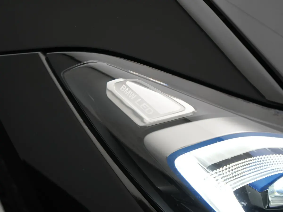 320e Luxury Line Facelift PHEV Dealer O.H. | Trekhaak Af Fabriek | Panodak | Head Up | Adaptive Cruise | 360 Camera | Lederen Sportstoelen Verwarmd | Sfeerverlichting | Apple Carplay | Keyle
