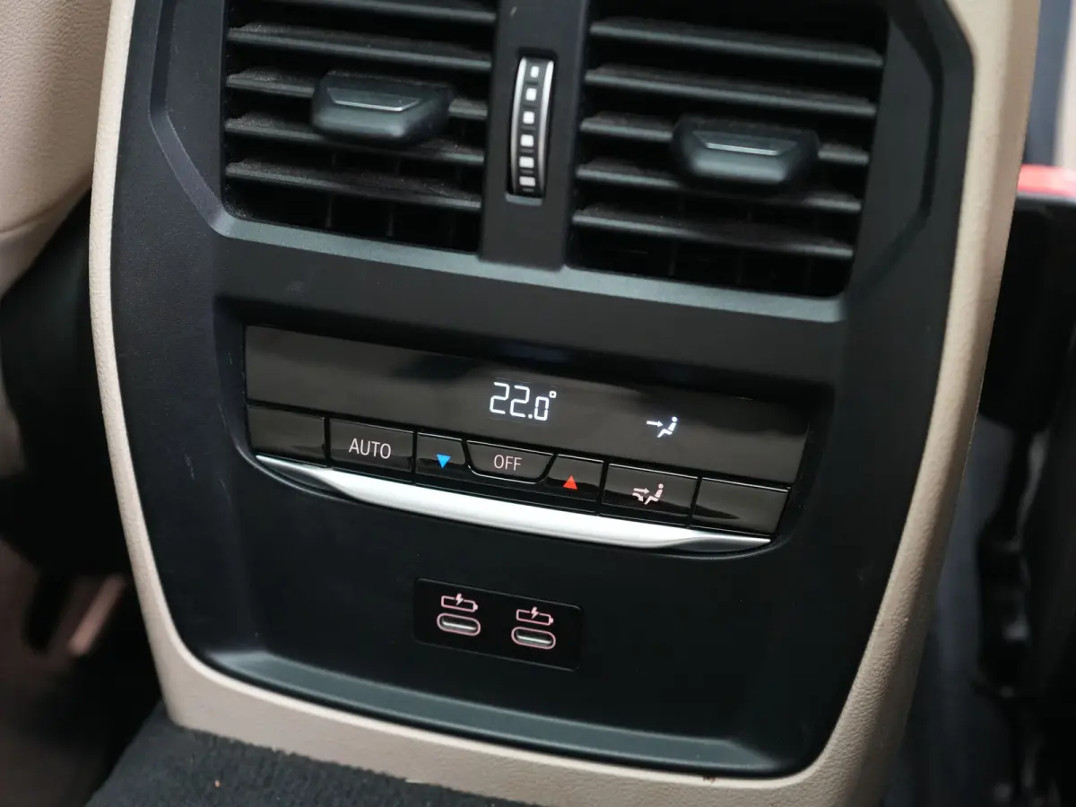 320e Luxury Line Facelift PHEV Dealer O.H. | Trekhaak Af Fabriek | Panodak | Head Up | Adaptive Cruise | 360 Camera | Lederen Sportstoelen Verwarmd | Sfeerverlichting | Apple Carplay | Keyle