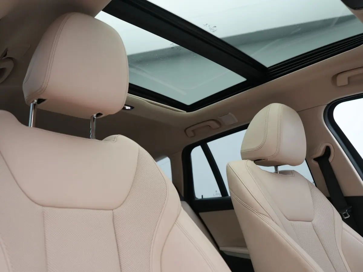 320e Luxury Line Facelift PHEV Dealer O.H. | Trekhaak Af Fabriek | Panodak | Head Up | Adaptive Cruise | 360 Camera | Lederen Sportstoelen Verwarmd | Sfeerverlichting | Apple Carplay | Keyle
