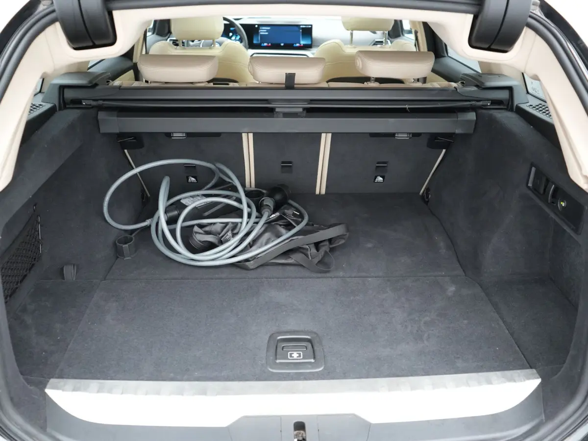 320e Luxury Line Facelift PHEV Dealer O.H. | Trekhaak Af Fabriek | Panodak | Head Up | Adaptive Cruise | 360 Camera | Lederen Sportstoelen Verwarmd | Sfeerverlichting | Apple Carplay | Keyle