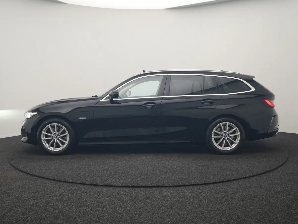 320e Luxury Line Facelift PHEV Dealer O.H. | Trekhaak Af Fabriek | Panodak | Head Up | Adaptive Cruise | 360 Camera | Lederen Sportstoelen Verwarmd | Sfeerverlichting | Apple Carplay | Keyle