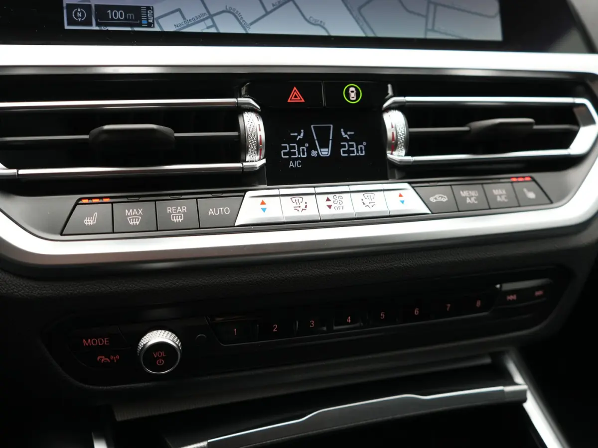 320e xDrive Sportline PHEV 204pk Dealer O.H | SOH 88,1% | Trekhaak Af Fabriek | Camera | Laser LED | Cruise Control | Lederen Sportstoelen Verwarmd | Keyless | Sfeerverlichting | Apple Carpl