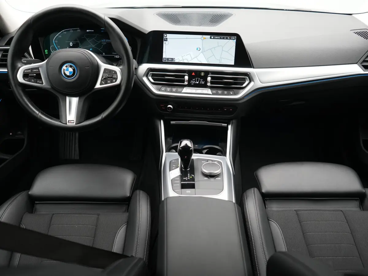 320e xDrive Sportline PHEV 204pk Dealer O.H | SOH 88,1% | Trekhaak Af Fabriek | Camera | Laser LED | Cruise Control | Lederen Sportstoelen Verwarmd | Keyless | Sfeerverlichting | Apple Carpl
