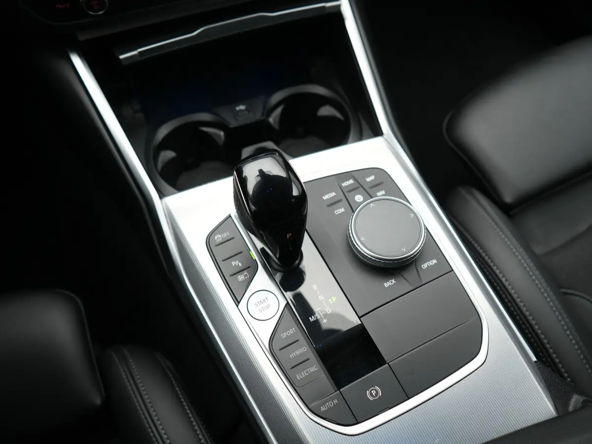 320e xDrive Sportline PHEV 204pk Dealer O.H | SOH 88,1% | Trekhaak Af Fabriek | Camera | Laser LED | Cruise Control | Lederen Sportstoelen Verwarmd | Keyless | Sfeerverlichting | Apple Carpl