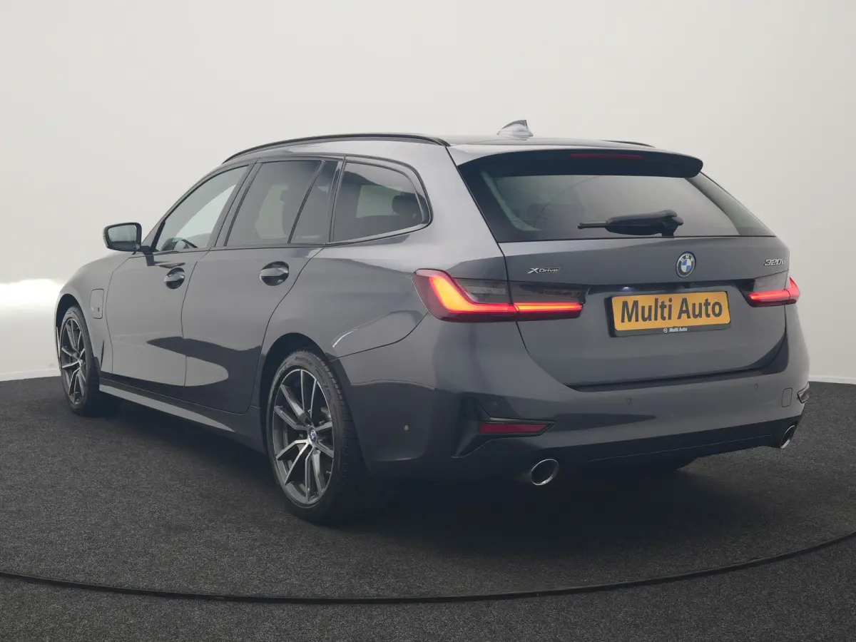 320e xDrive Sportline PHEV 204pk Dealer O.H | SOH 88,1% | Trekhaak Af Fabriek | Camera | Laser LED | Cruise Control | Lederen Sportstoelen Verwarmd | Keyless | Sfeerverlichting | Apple Carpl