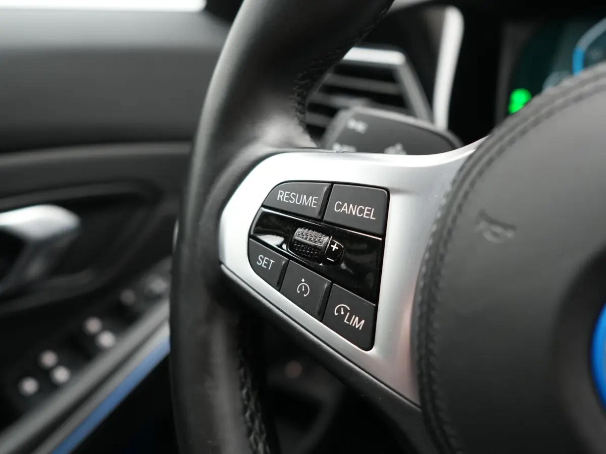 320e xDrive Sportline PHEV 204pk Dealer O.H | SOH 88,1% | Trekhaak Af Fabriek | Camera | Laser LED | Cruise Control | Lederen Sportstoelen Verwarmd | Keyless | Sfeerverlichting | Apple Carpl