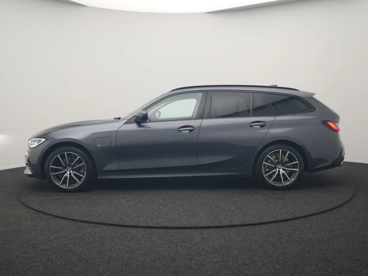 320e xDrive Sportline PHEV 204pk Dealer O.H | SOH 88,1% | Trekhaak Af Fabriek | Camera | Laser LED | Cruise Control | Lederen Sportstoelen Verwarmd | Keyless | Sfeerverlichting | Apple Carpl