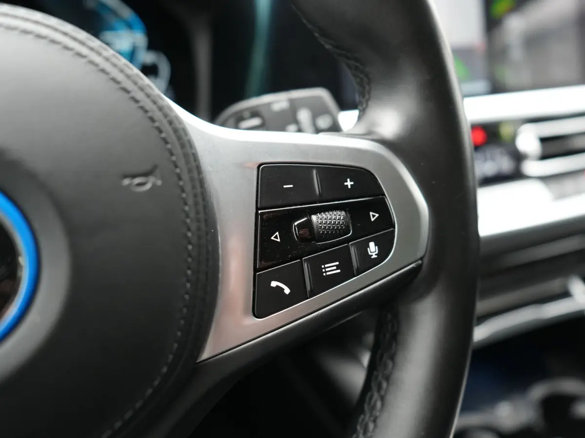 320e xDrive Sportline PHEV 204pk Dealer O.H | SOH 88,1% | Trekhaak Af Fabriek | Camera | Laser LED | Cruise Control | Lederen Sportstoelen Verwarmd | Keyless | Sfeerverlichting | Apple Carpl