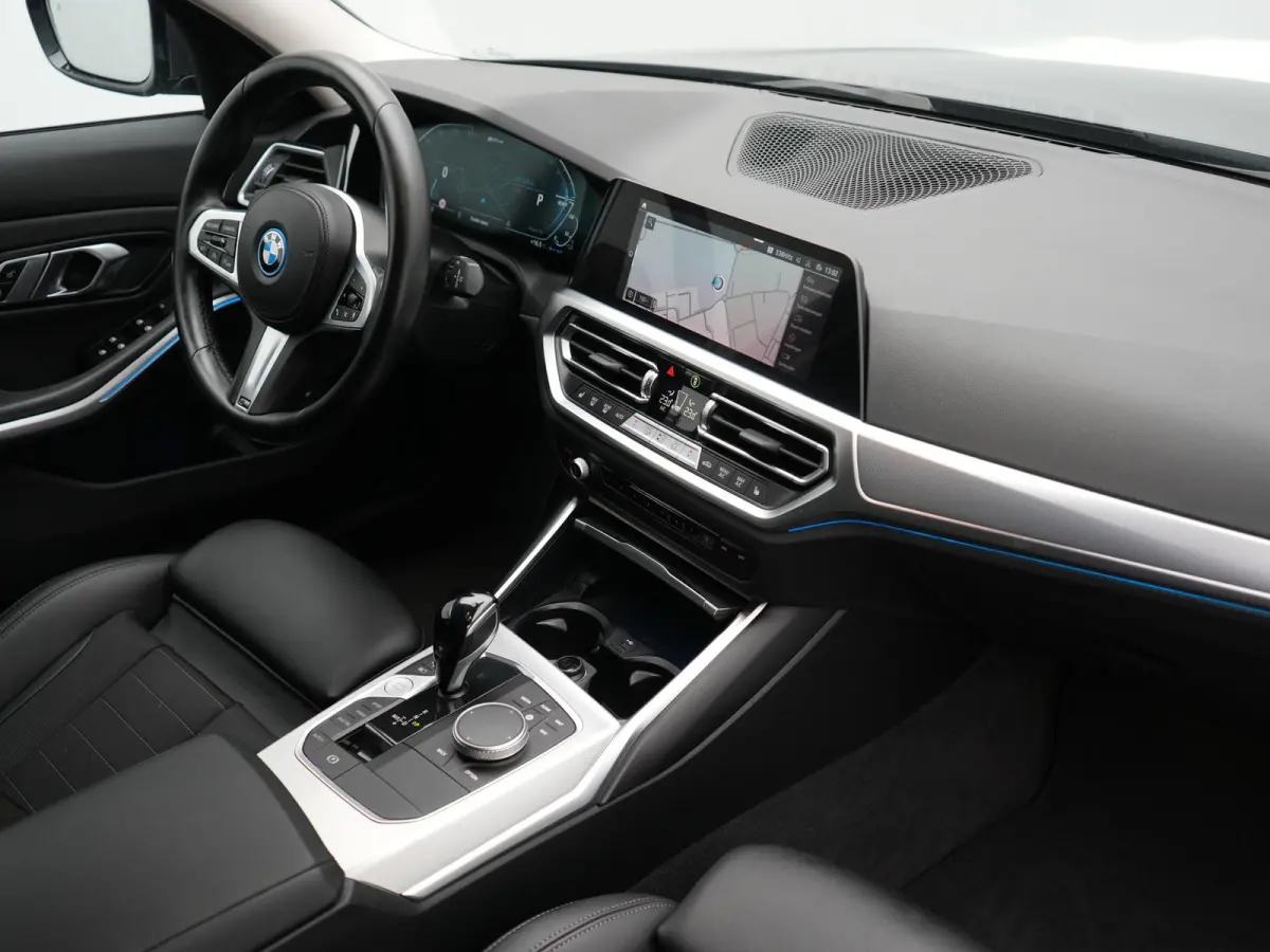 320e xDrive Sportline PHEV 204pk Dealer O.H | SOH 88,1% | Trekhaak Af Fabriek | Camera | Laser LED | Cruise Control | Lederen Sportstoelen Verwarmd | Keyless | Sfeerverlichting | Apple Carpl