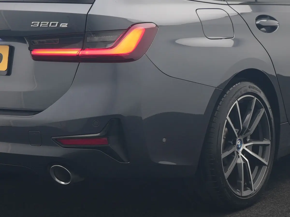 320e xDrive Sportline PHEV 204pk Dealer O.H | SOH 88,1% | Trekhaak Af Fabriek | Camera | Laser LED | Cruise Control | Lederen Sportstoelen Verwarmd | Keyless | Sfeerverlichting | Apple Carpl
