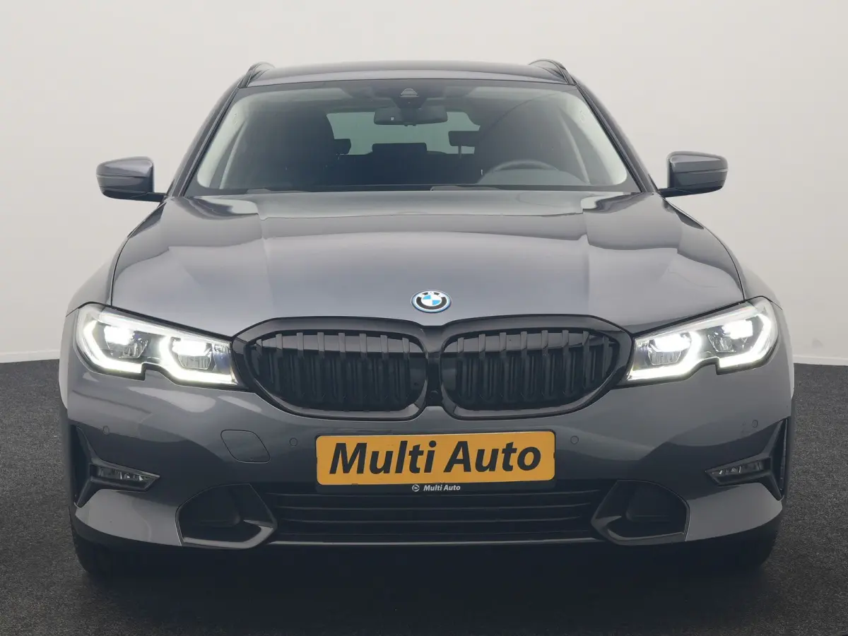 320e xDrive Sportline PHEV 204pk Dealer O.H | SOH 88,1% | Trekhaak Af Fabriek | Camera | Laser LED | Cruise Control | Lederen Sportstoelen Verwarmd | Keyless | Sfeerverlichting | Apple Carpl