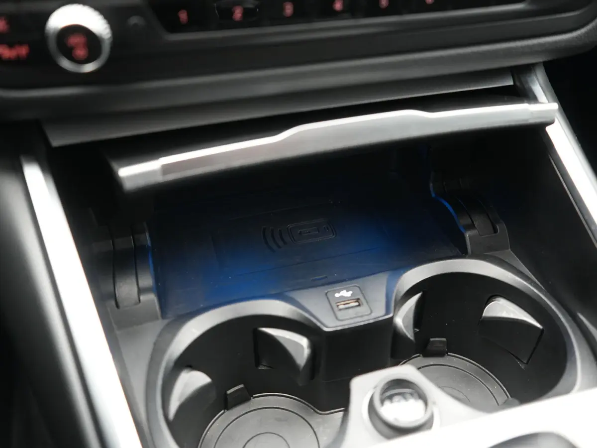 320e xDrive Sportline PHEV 204pk Dealer O.H | SOH 88,1% | Trekhaak Af Fabriek | Camera | Laser LED | Cruise Control | Lederen Sportstoelen Verwarmd | Keyless | Sfeerverlichting | Apple Carpl