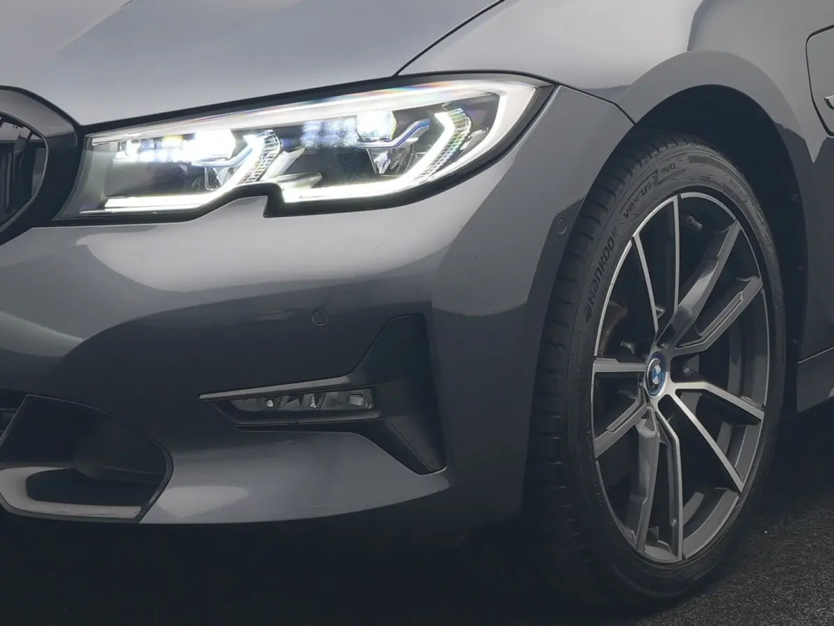 320e xDrive Sportline PHEV 204pk Dealer O.H | SOH 88,1% | Trekhaak Af Fabriek | Camera | Laser LED | Cruise Control | Lederen Sportstoelen Verwarmd | Keyless | Sfeerverlichting | Apple Carpl