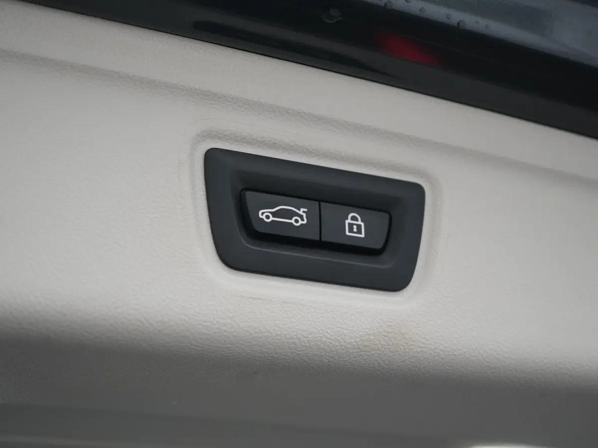 320e xDrive Sportline PHEV 204pk Dealer O.H | SOH 88,1% | Trekhaak Af Fabriek | Camera | Laser LED | Cruise Control | Lederen Sportstoelen Verwarmd | Keyless | Sfeerverlichting | Apple Carpl