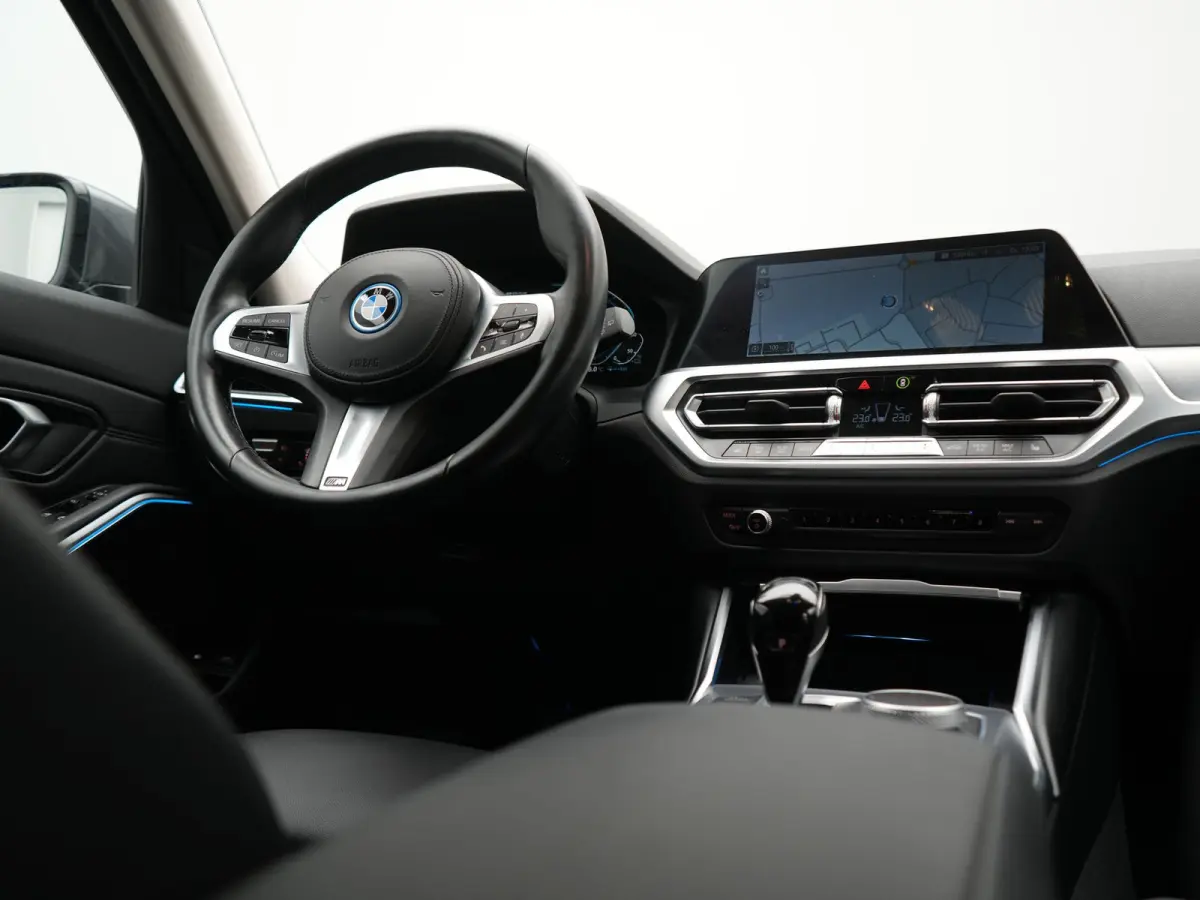 320e xDrive Sportline PHEV 204pk Dealer O.H | SOH 88,1% | Trekhaak Af Fabriek | Camera | Laser LED | Cruise Control | Lederen Sportstoelen Verwarmd | Keyless | Sfeerverlichting | Apple Carpl