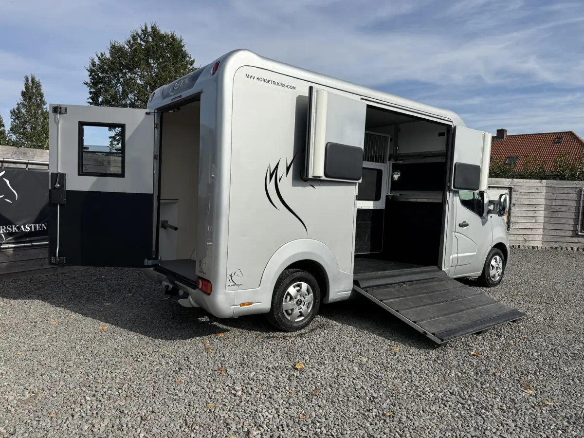 | HORSETRUCK | STX | STALLION 3XL | 2015 | HENGST | AUTOMATIC | 150PK | L3 | 3-SEAT | NO VAT | MARGE | LUXE | DUITS KENTEKEN
