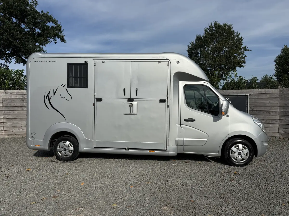 | HORSETRUCK | STX | STALLION 3XL | 2015 | HENGST | AUTOMATIC | 150PK | L3 | 3-SEAT | NO VAT | MARGE | LUXE | DUITS KENTEKEN