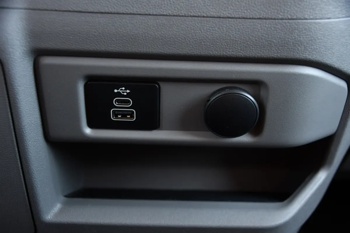 300 2.0 TDCI L1H1 DC Limited PB Edition Adaptieve Cruise, Camera, Carplay, LED, Stoelverwarming, 2 x Schuifdeur, Automaat, Stuurverwarming, Trekhaak, 170pk, Uniek!