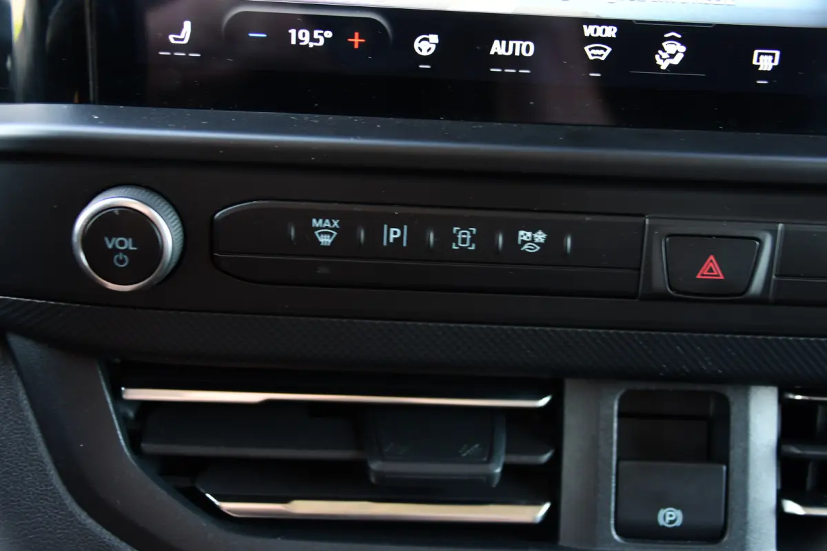 300 2.0 TDCI L1H1 DC Limited PB Edition Adaptieve Cruise, Camera, Carplay, LED, Stoelverwarming, 2 x Schuifdeur, Automaat, Stuurverwarming, Trekhaak, 170pk, Uniek!