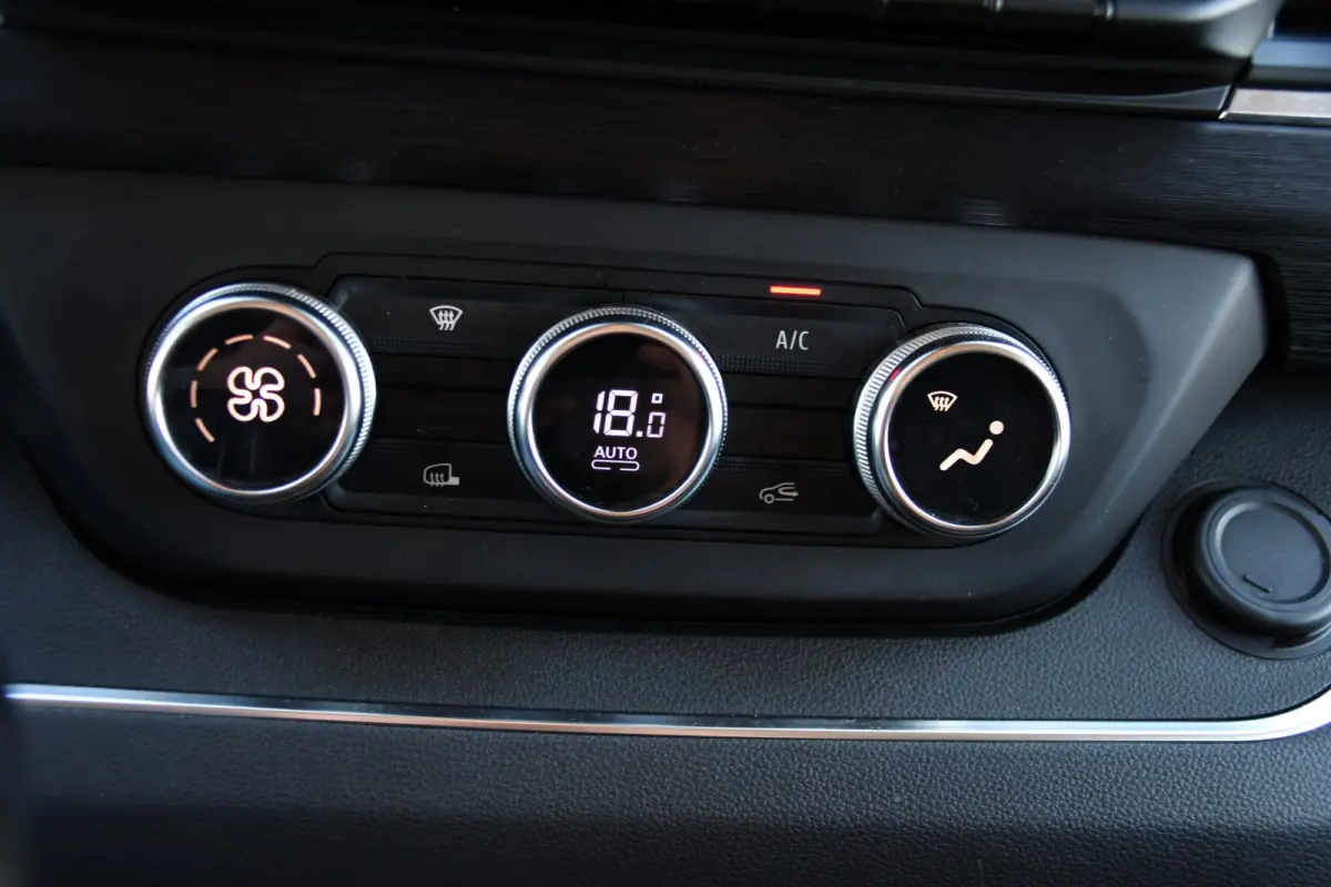 2.0 dCi 150 T29 L2H1 DC Luxe Camera, Cruise, Carplay, LED, Clima, Mulitmedia, Automaat, Trekhaak, Sensoren, Uniek!