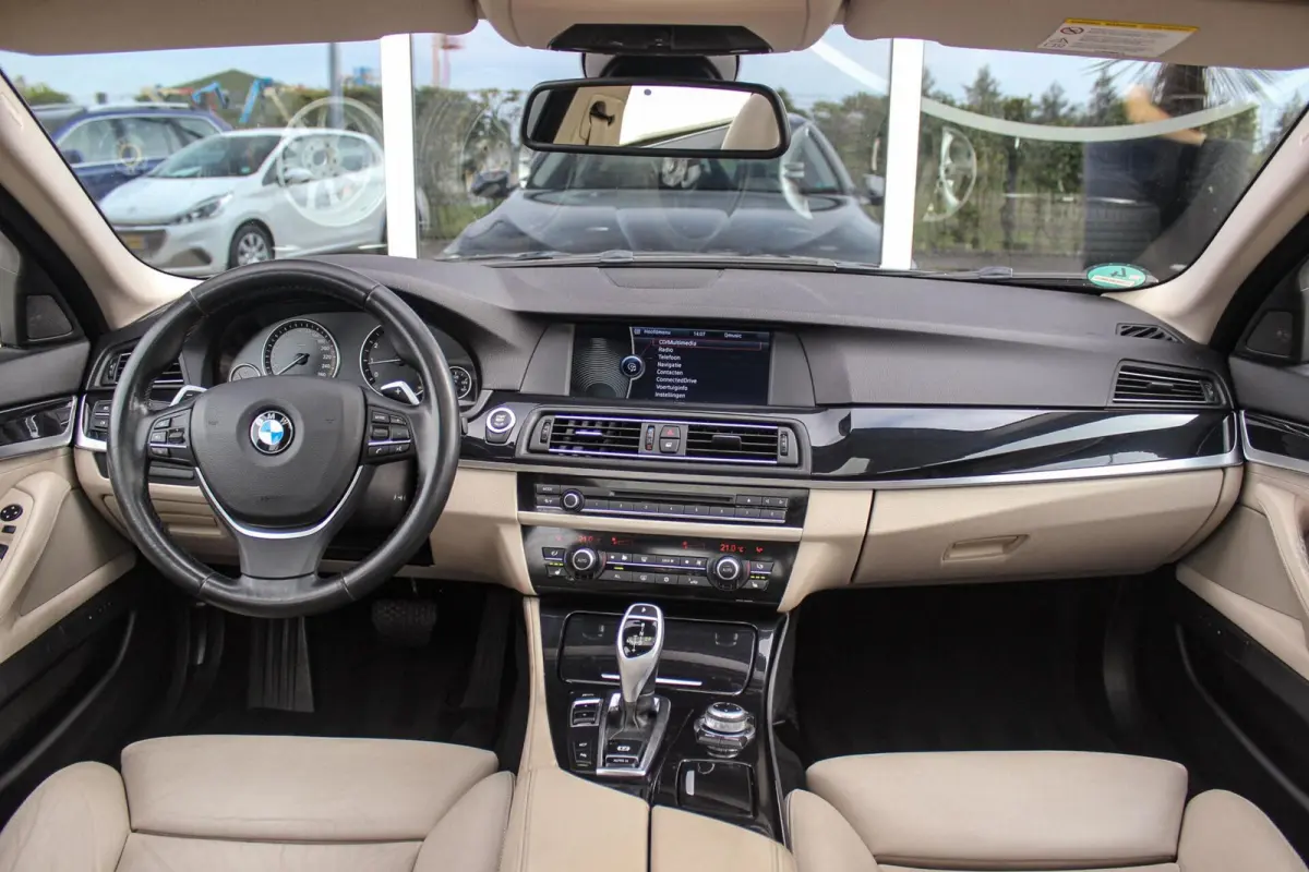 535i High Executive | Dealer onderhouden | Innovation Pakket ll | Head-up | 360 camera | Dodehoekdetectie | Xenon adaptief | Schuif-/kanteldak | Achterbankverwarming