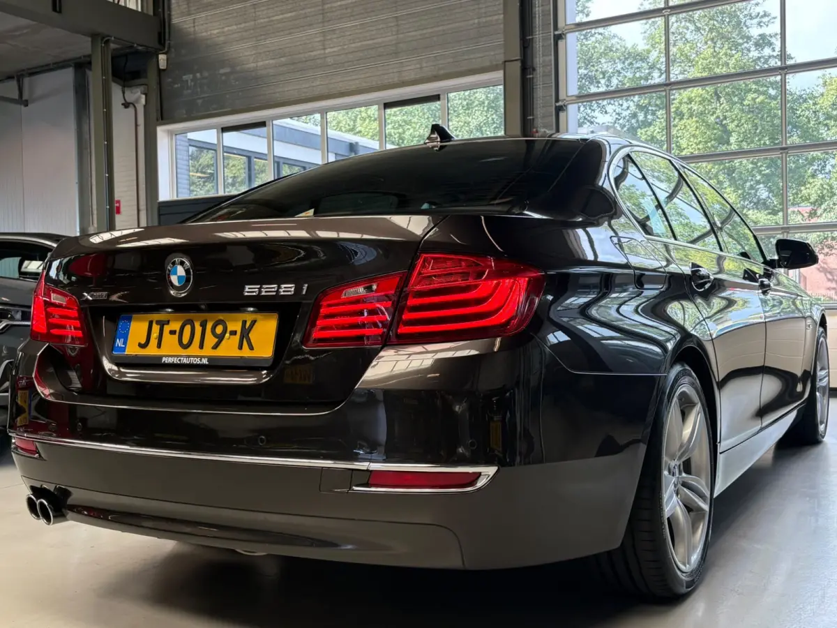 528xi Luxury Edition Camera, Leer, Elek Trekhaak