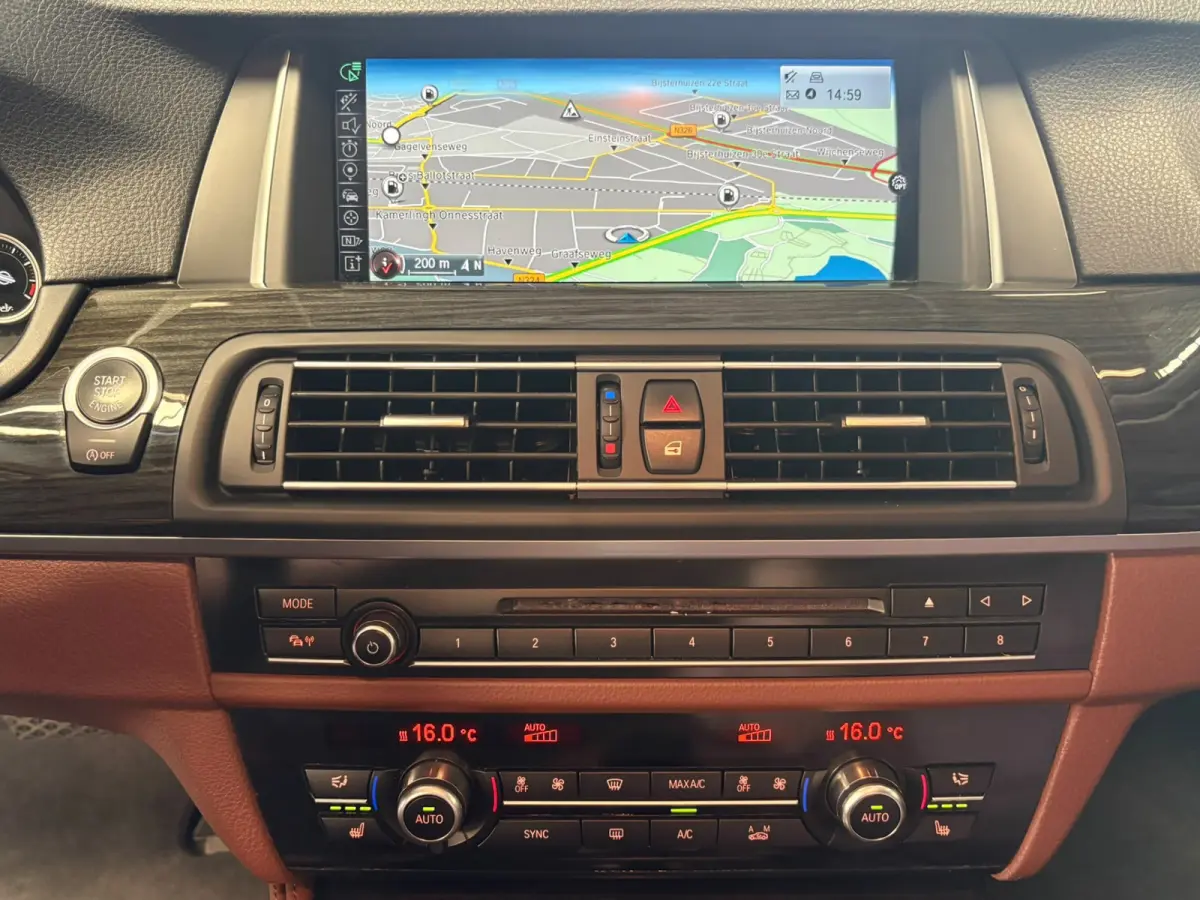 528xi Luxury Edition Camera, Leer, Elek Trekhaak