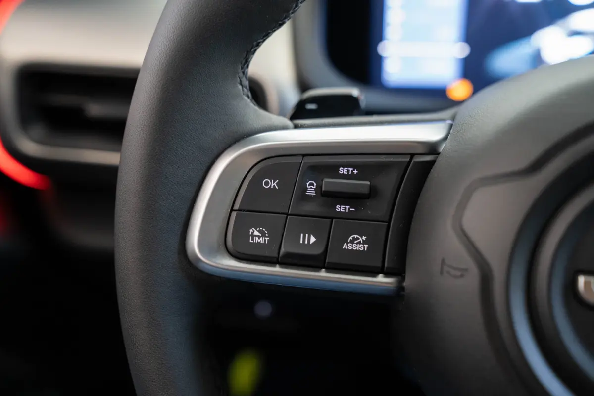 1.2 e-Hybrid Summit | Tot 8 Jaar Garantie | Navigatie | Stoelverwarming | Voorruit Verwarming | Camera | Apple Carplay & Android Auto |