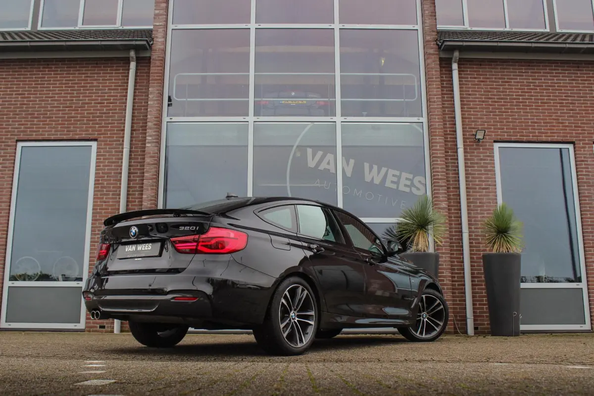 320i High Executive Edition | M Sportpakket | Panoramadak | Camera | HiFi audio | M-sportstuur | DAB | Cruise control | Stoelverwarming | LED | Park Assist