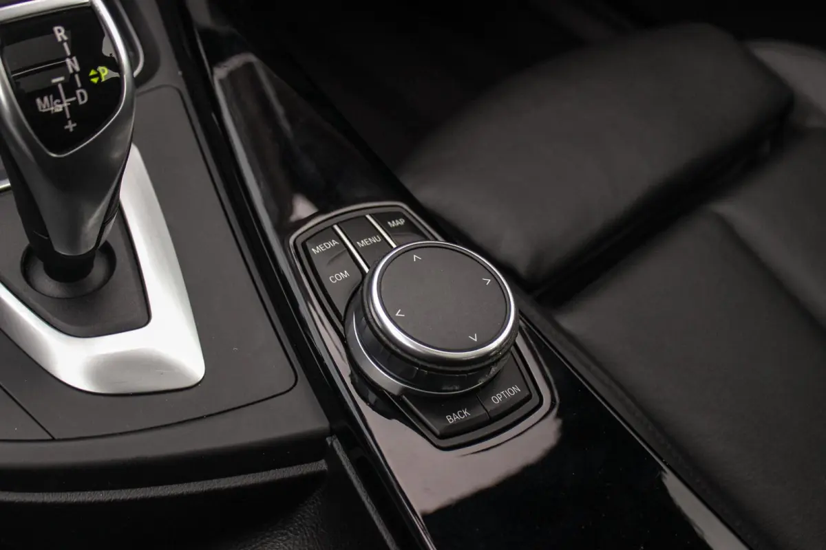 320i High Executive Edition | M Sportpakket | Panoramadak | Camera | HiFi audio | M-sportstuur | DAB | Cruise control | Stoelverwarming | LED | Park Assist