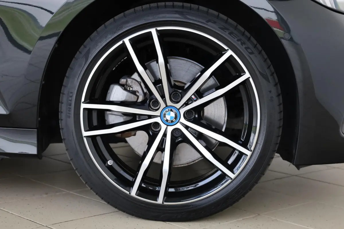 320e | M Sport | Panorama Dak | Voorstoelen Verwarmd | Trekhaak | Achteruitrij Camera |