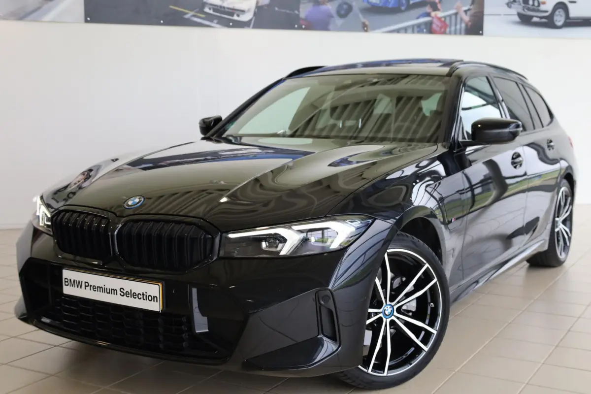 320e | M Sport | Panorama Dak | Voorstoelen Verwarmd | Trekhaak | Achteruitrij Camera |