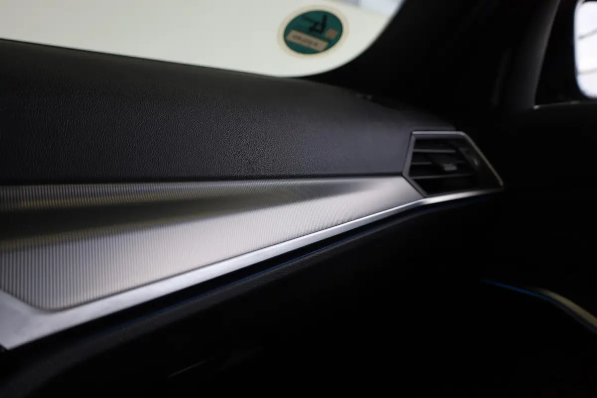 320e | M Sport | Panorama Dak | Voorstoelen Verwarmd | Trekhaak | Achteruitrij Camera |