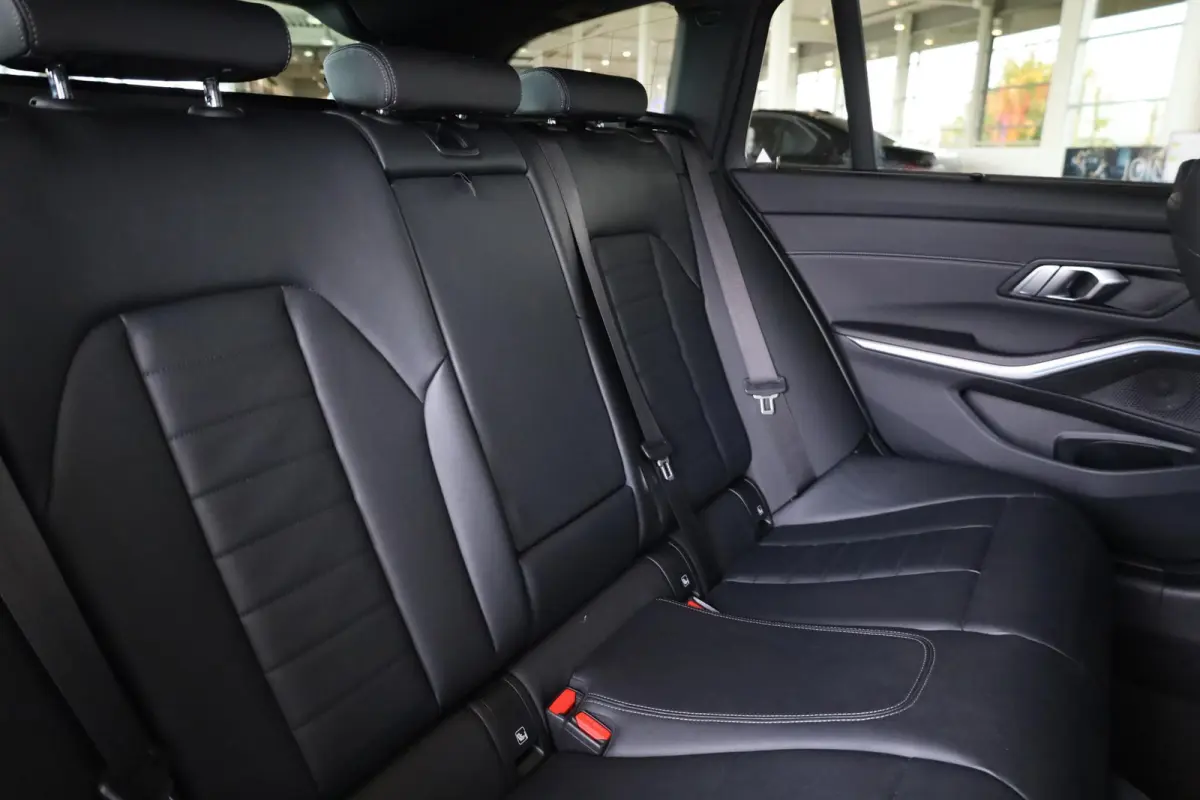320e | M Sport | Panorama Dak | Voorstoelen Verwarmd | Trekhaak | Achteruitrij Camera |