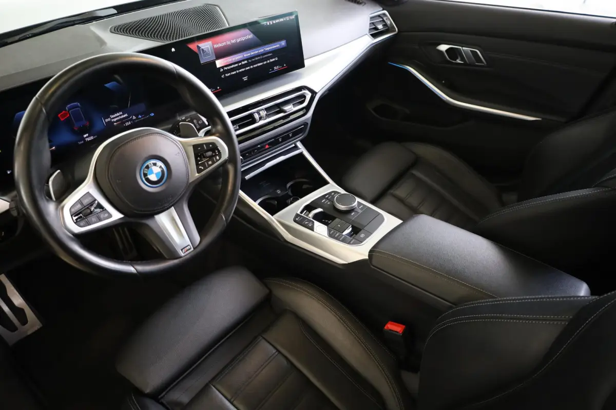 320e | M Sport | Panorama Dak | Voorstoelen Verwarmd | Trekhaak | Achteruitrij Camera |