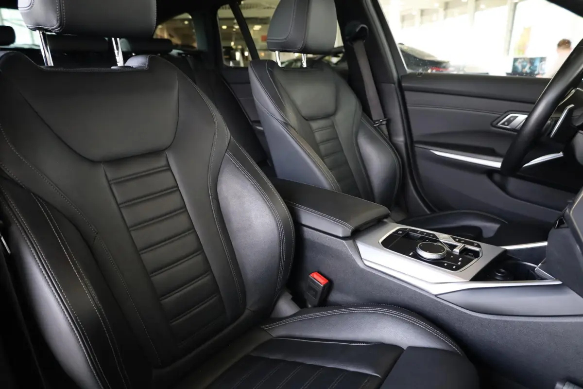 320e | M Sport | Panorama Dak | Voorstoelen Verwarmd | Trekhaak | Achteruitrij Camera |