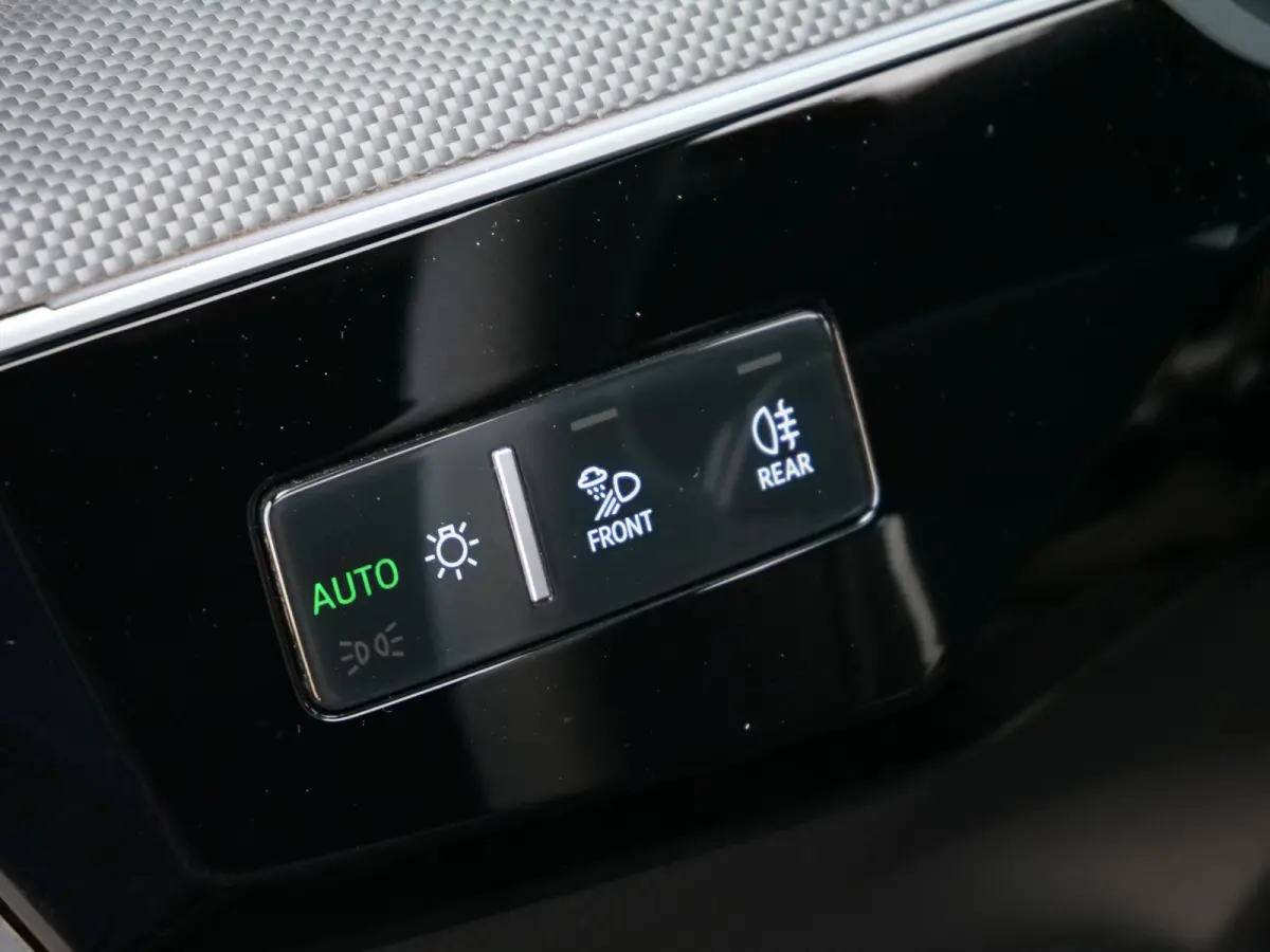 SQ8 quattro 115 kWh 504 Pk Automaat Navigatie / DAB / Leer / Pano-dak / Luchtvering / 21 inch / SOH 98 %
