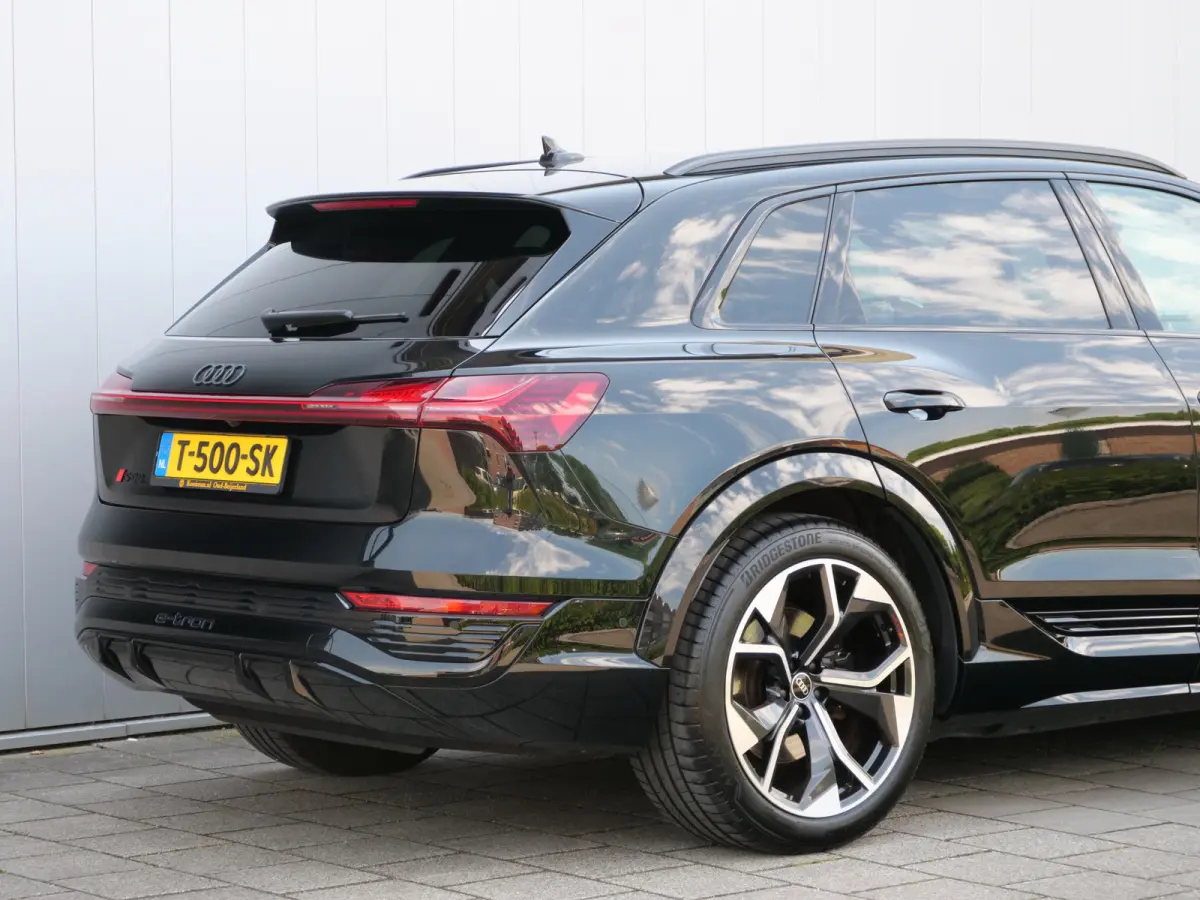 SQ8 quattro 115 kWh 504 Pk Automaat Navigatie / DAB / Leer / Pano-dak / Luchtvering / 21 inch / SOH 98 %