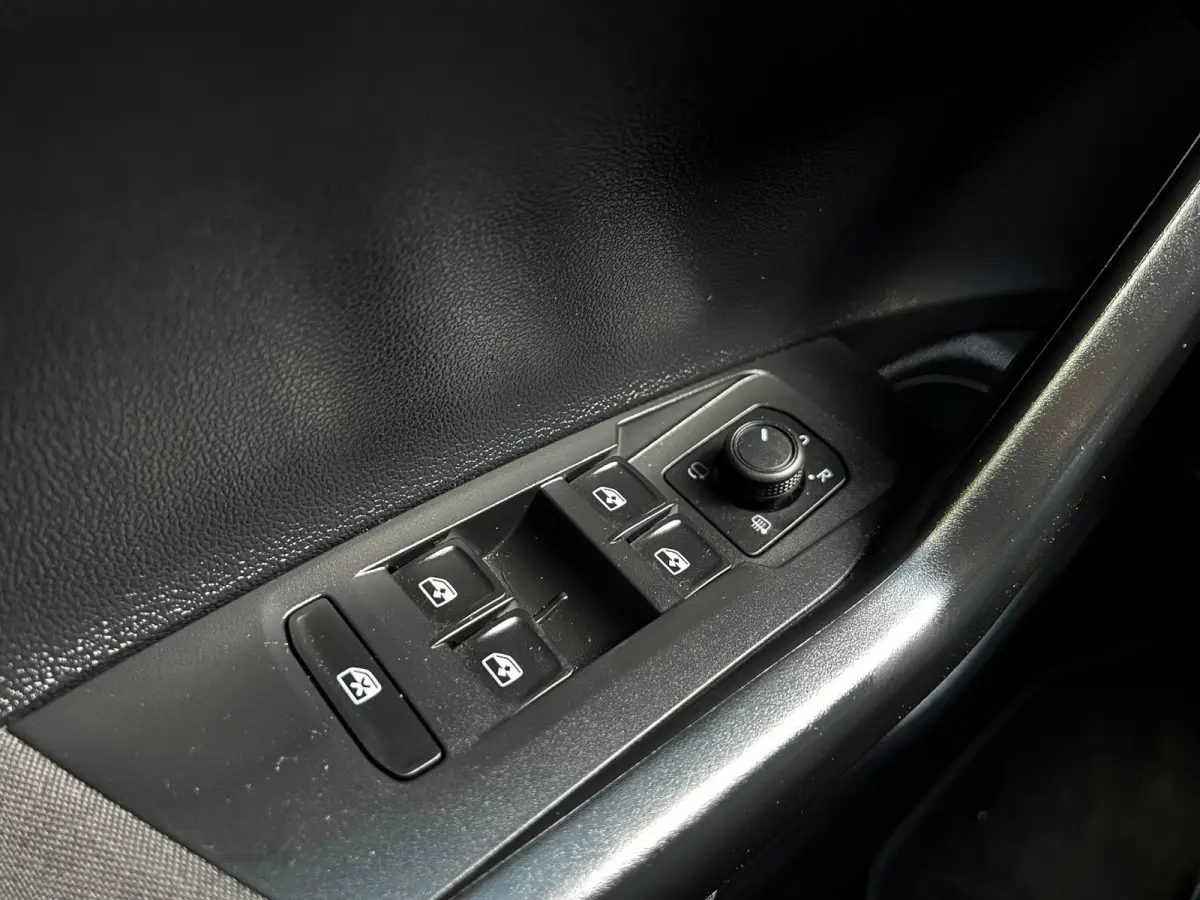 1.0 TSI R-Line look_Navi_Carplay_Led_Virtual cocpit