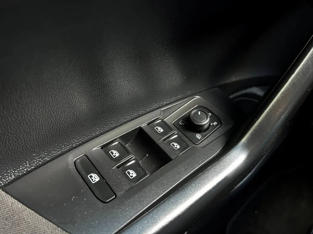 1.0 TSI R-Line Business_Navi_Carplay_Led_Virtual cocpit_keyless
