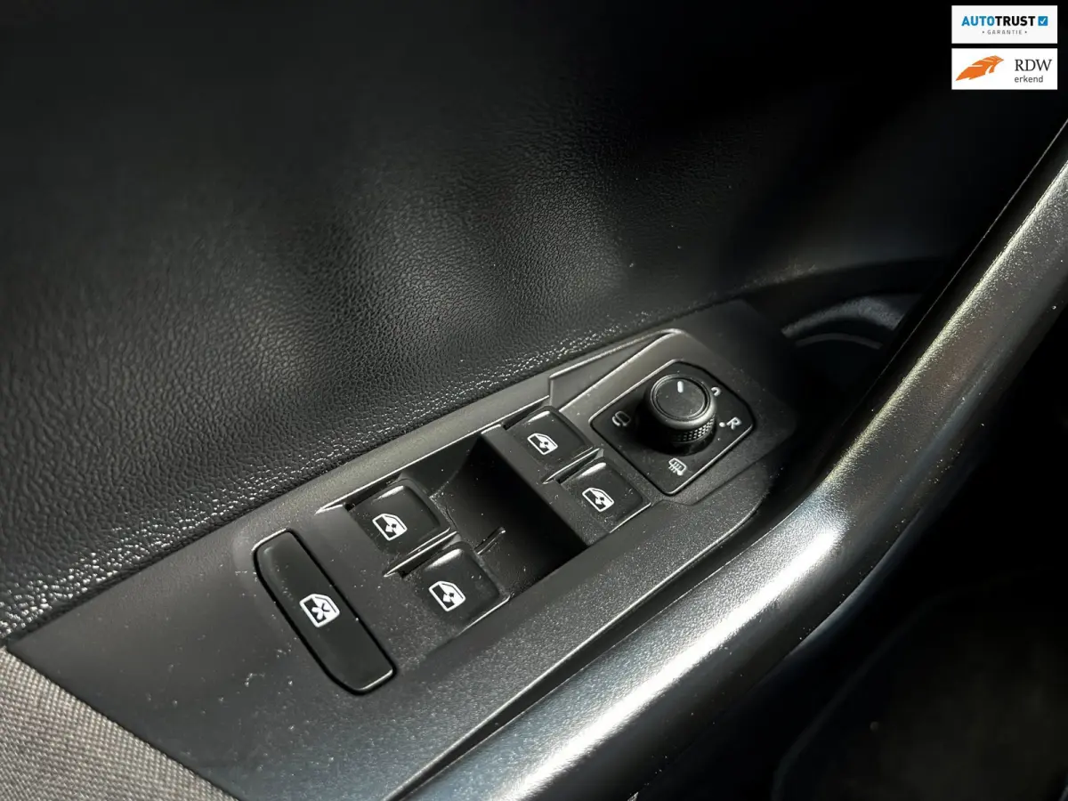 1.0 TSI R-Line Business_Navi_Carplay_Led_Virtual cocpit_keyless
