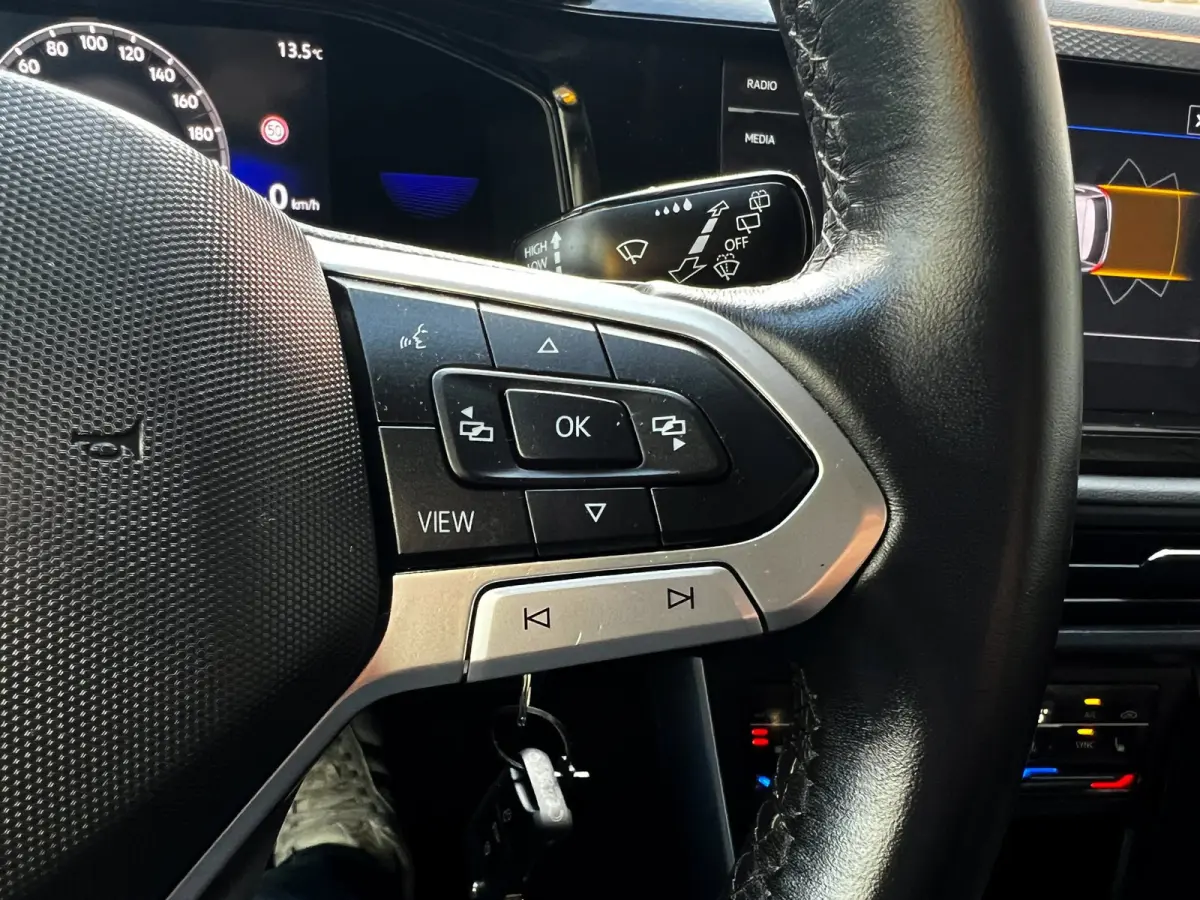 1.0 TSI R-Line Business_Navi_Carplay_Led_Virtual cocpit_keyless
