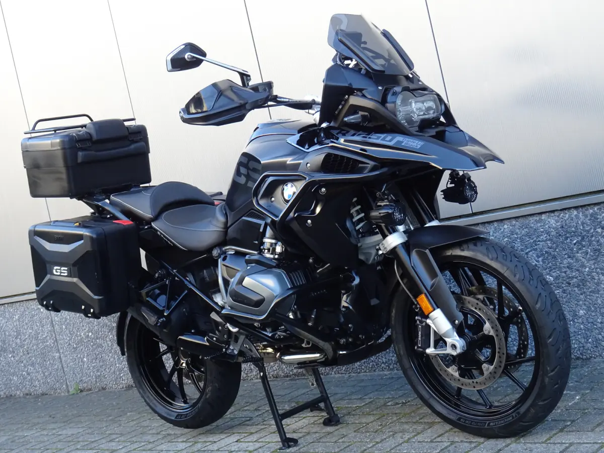 ABS TRIPLE BLACK
