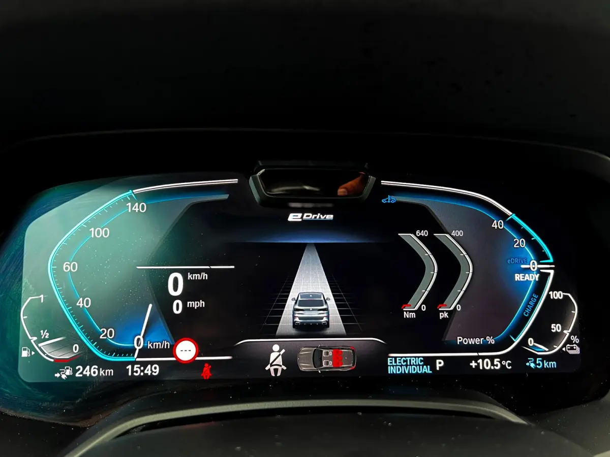 XDrive45e High Executive M-pakket_3d camera_Drive assist