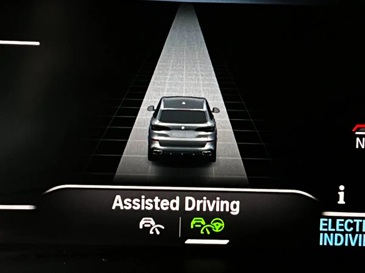 XDrive45e High Executive M-pakket_3d camera_Drive assist