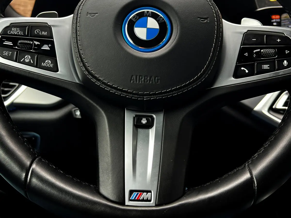 XDrive45e High Executive M-pakket_3d camera_Drive assist